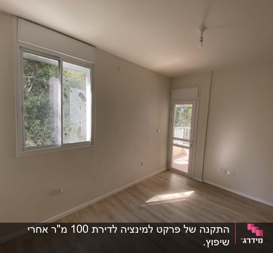 רצפת פרקט עץ בהירה בחדר ריק עם חלון ודלת